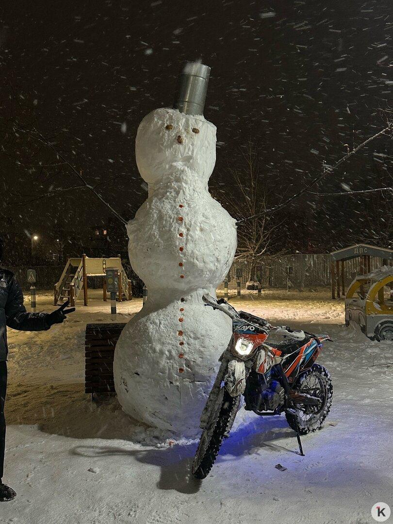 В Гвардейске прохожие помогли детям слепить четырёхметрового снеговика