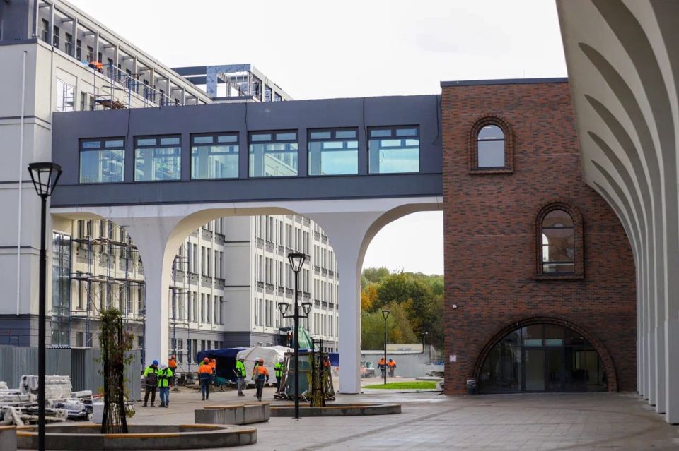 В новом кампусе «Кантиана», строительство которого ведется в рамках нацпроекта «Молодежь и дети», архитекторы применили более 20 дизайн-решений для фасадов зданий