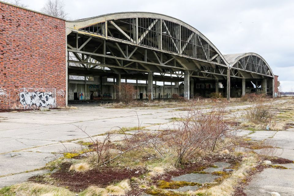 На Балтийской косе продают участок с ангаром бывшего аэродрома