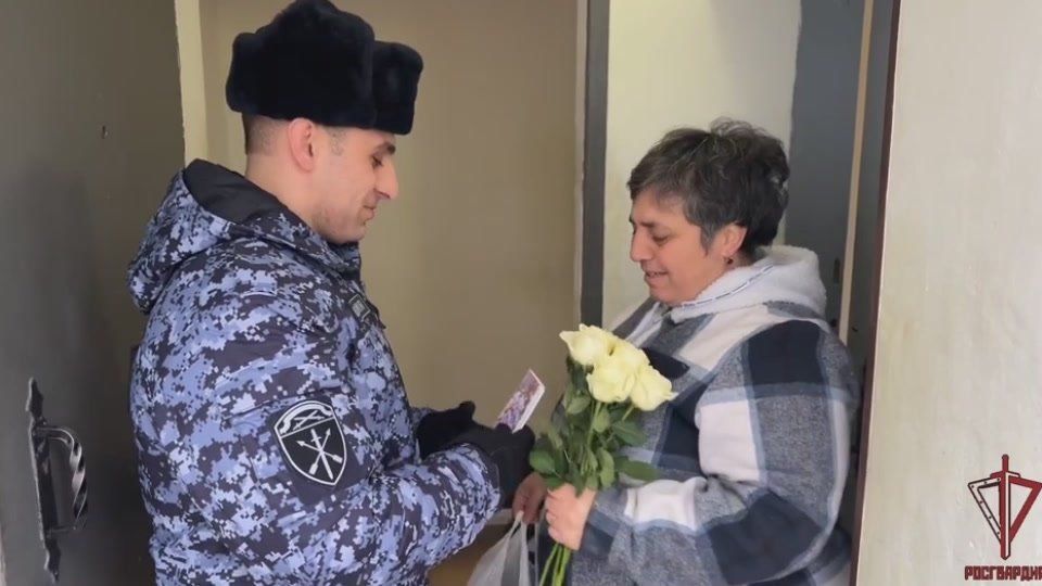 Юноши, проходящие службу в калининградском полку Росгвардии, поздравили своих матерей с праздником