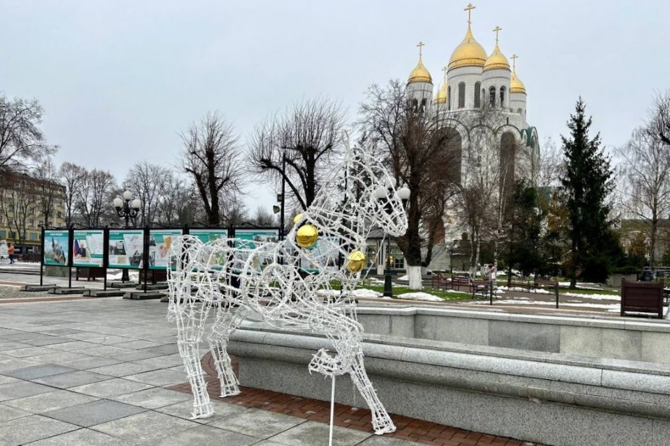 Площадь Победы в Калининграде начали украшать к Новому году