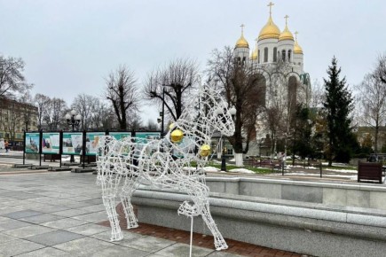 Площадь Победы в Калининграде начали украшать к Новому году