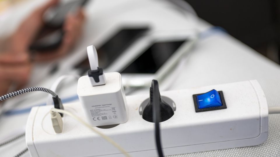 Экономим на зарядках: нужно ли отключать устройства от сети