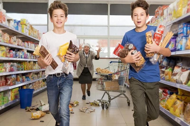 Подростки в Калининграде безнаказанно массами крали шоколад и чипсы