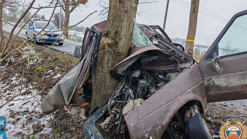 Сегодня утром водитель не справился с управлением и врезался в дерево