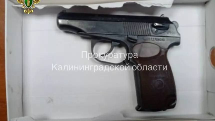 В Советске любопытный мужчина отреагировал на шум в соседней квартире и украл лежавший на полу пистолет