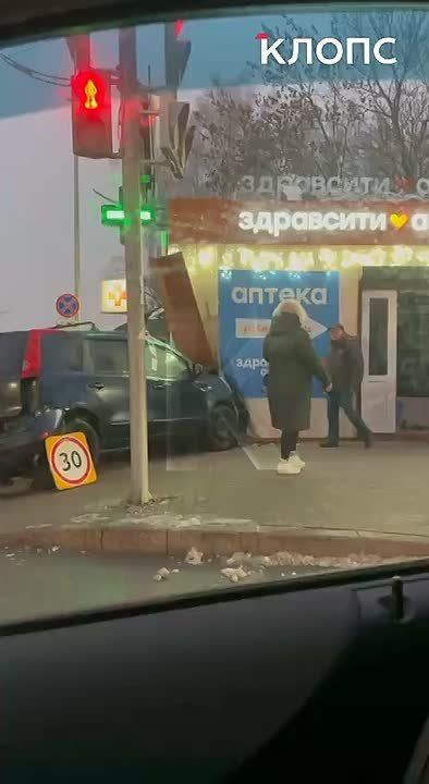 В центре Гурьевска автомобиль после лобового столкновения въехал в аптеку (видео)