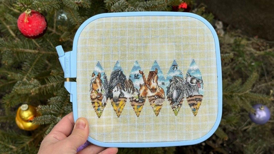 Калининградка вышила ёлочные шары в стиле советских мультиков и открыток