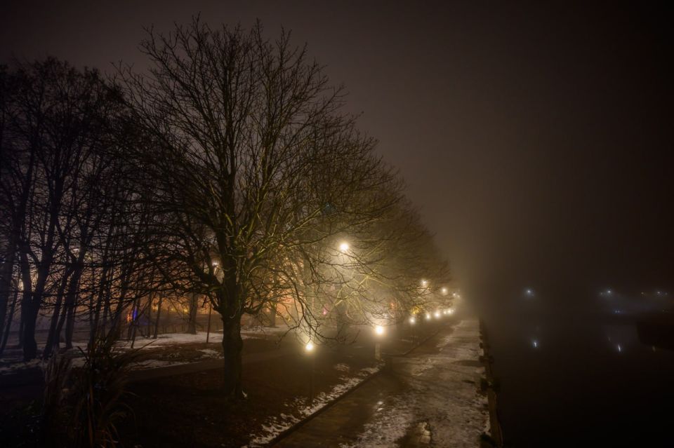 Туманный Калининград. В дымке ночной город кажется загадочным, таинственным и немного зловещим А какие у вас впечатления? Фото: Александр Мелехов