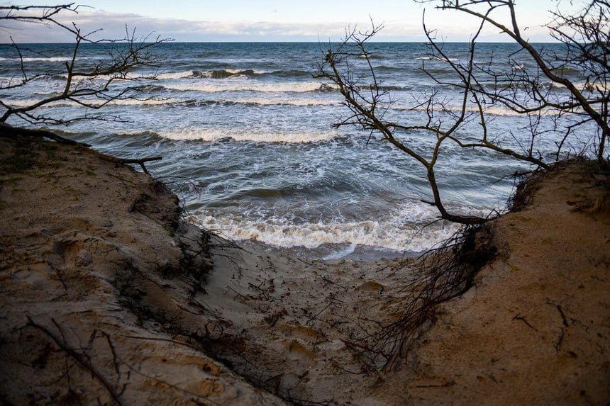 Балтика ревёт и на берегу пена? К ветреному месяцу