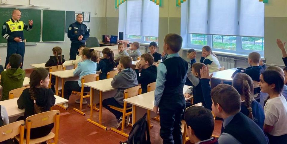 Сотрудники Госавтоинспекции провели урок дорожной безопасности с учениками младших классов средней школы пос.Свобода Черняховского района Сотрудники Госавтоинспекции провели урок дорожной безопасности с учениками младших классов средней школы пос.Свобода Черняховского района
