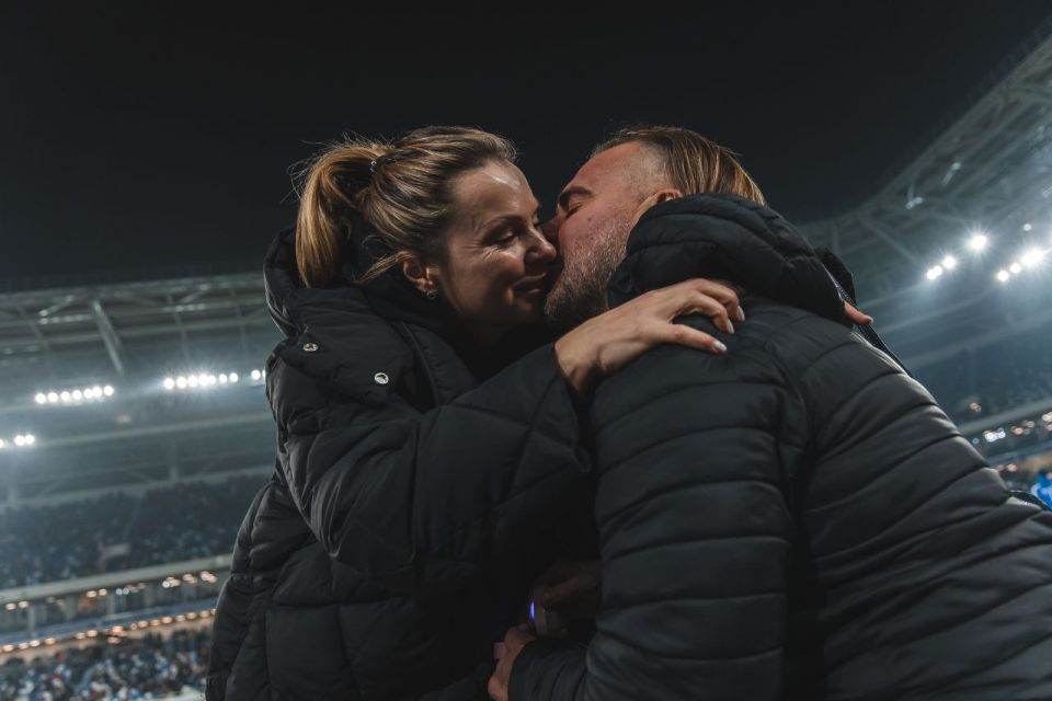 На прошедшем матче между «Балтикой» и «Спартаком» тренер по физподготовке академии калининградского клуба Денис Архипов сделал предложение своей девушке И получил заветное: «Да!»