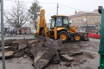 В Полесске хороший асфальт взломали ради ещё лучшего