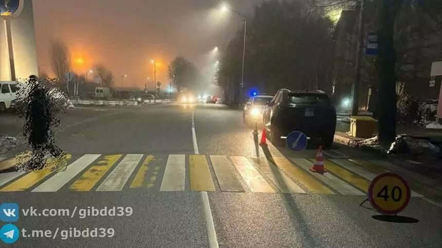 На Портовой легковушка сбила переходившую дорогу девушку