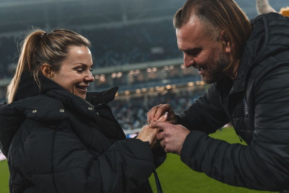 На прошедшем матче между «Балтикой» и «Спартаком» тренер по физподготовке академии калининградского клуба Денис Архипов сделал предложение своей девушке И получил заветное: «Да!»