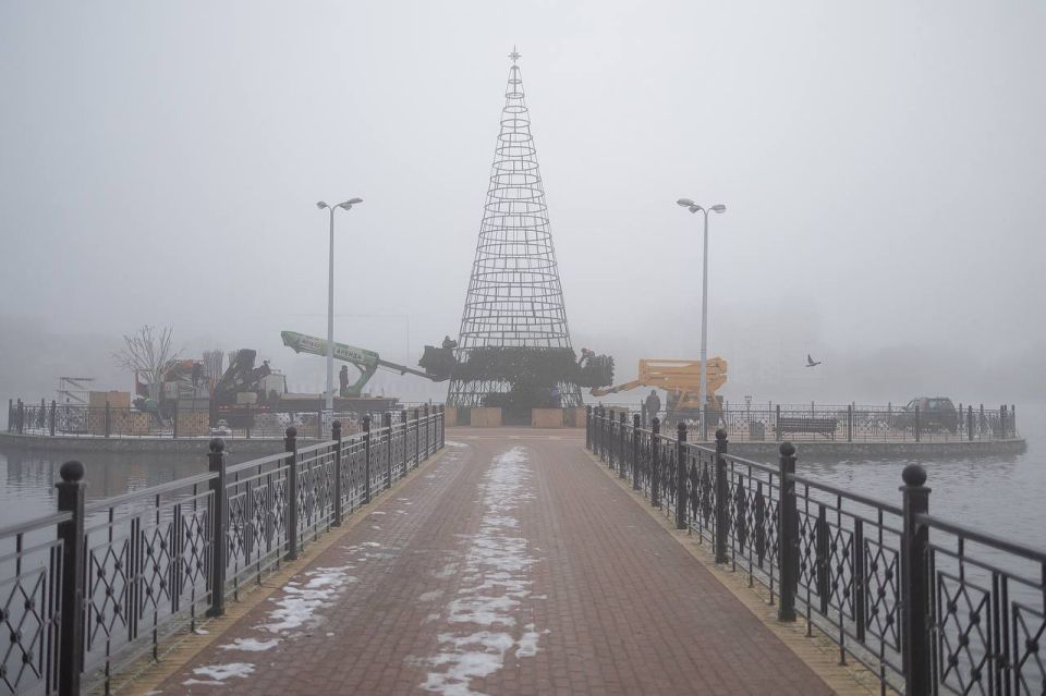 Фото дня: установка ёлки на Верхнем озере в туманном Калининграде