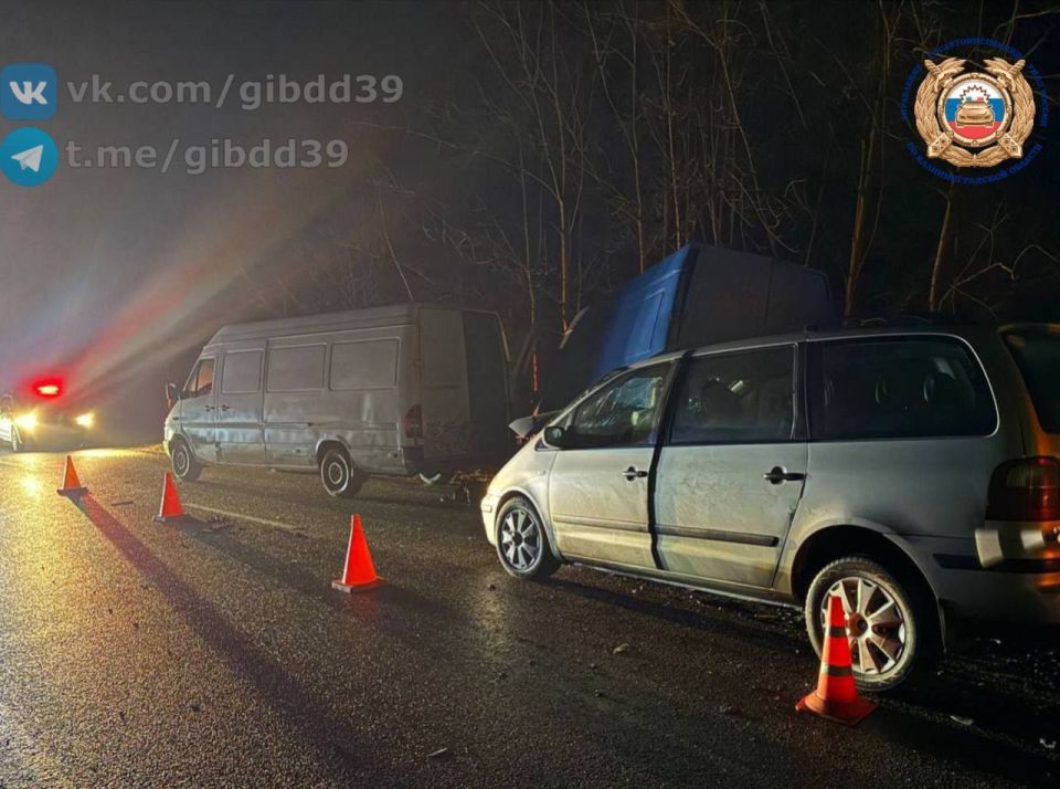 По оперативной информации, 03.12.2025 около 18:25 в Гурьевском районе в п. Сиренево произошло столкновение двух автомобилей марки «Мерседес Спринтер» и автомобиля марки «Форд» По оперативной информации, 03.12.2025 около 18:25 в Гурьевском районе в п. Сиренево произошло столкновение двух автомобилей марки «Мерседес Спринтер» и автомобиля марки «Форд»