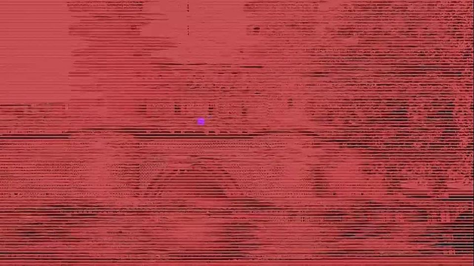 Эта дамочка из Немана залезает в чужие машины и