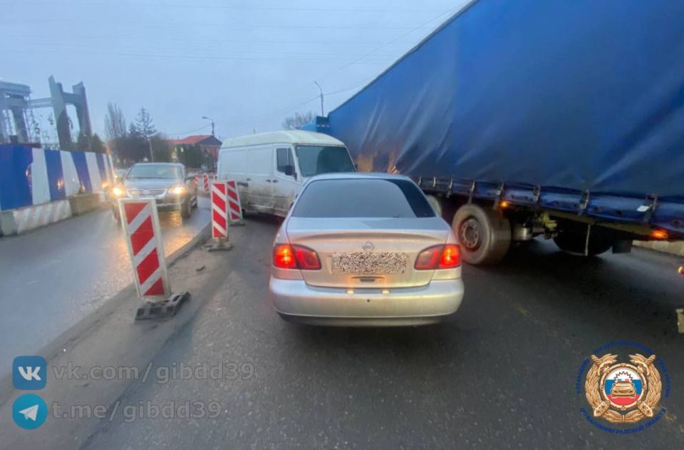 По оперативной информации, сегодня 03.12.2025 около 15:53 в городе Калининграде вблизи двухъярусного моста в сторону улицы Маршала Баграмяна водитель 1968 года рождения, управляя автомобилем «Мерседес» выехал на полосу...