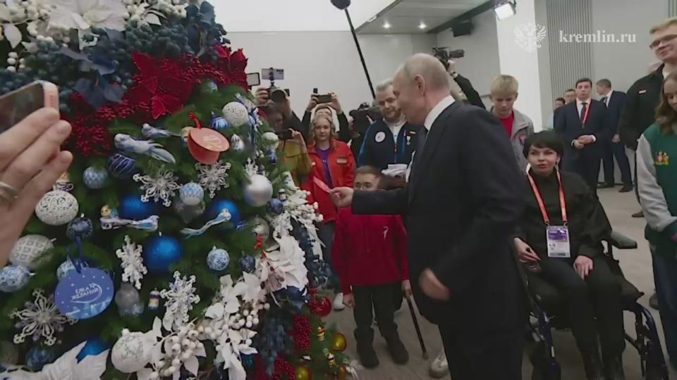 ‘Я обычно брал три штучки’ - Путин принял участие в акции Ёлка желаний