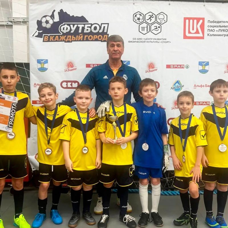 Бронзу областного турнира по мини-футболу привезли юные воспитанники тренера-преподавателя Сергея Люткина Спортивной школы Советска