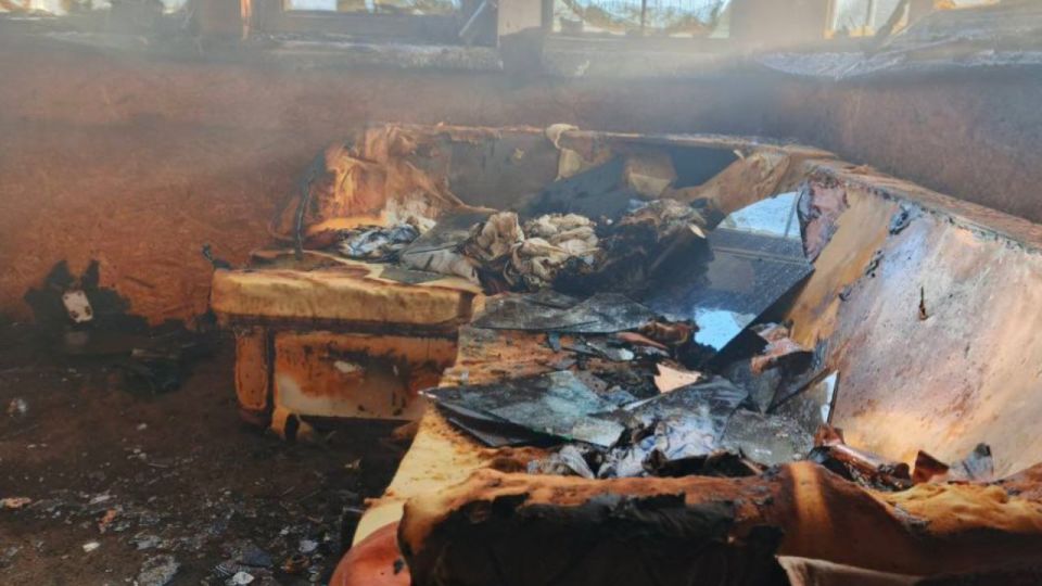 Пламя охватило деревянный дом в Балтийске