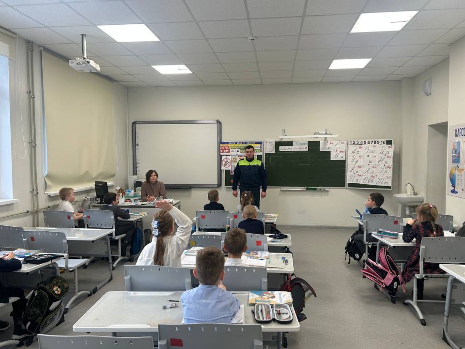 Сотрудники отделения Госавтоинспекции Багратионовского района провели профилактический урок для 3-5 классов МБОУ «СОШ г. Багратионовска» на тему: «Правила безопасности на железной дороге»