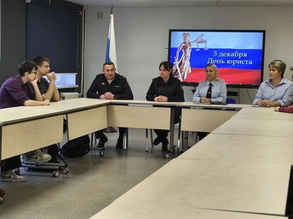 Сотрудники правоохранительных органов города Светлый провели лекцию для студентов колледжа