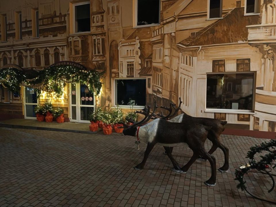 В Янтарном нарядили центр и уже поставили ёлку