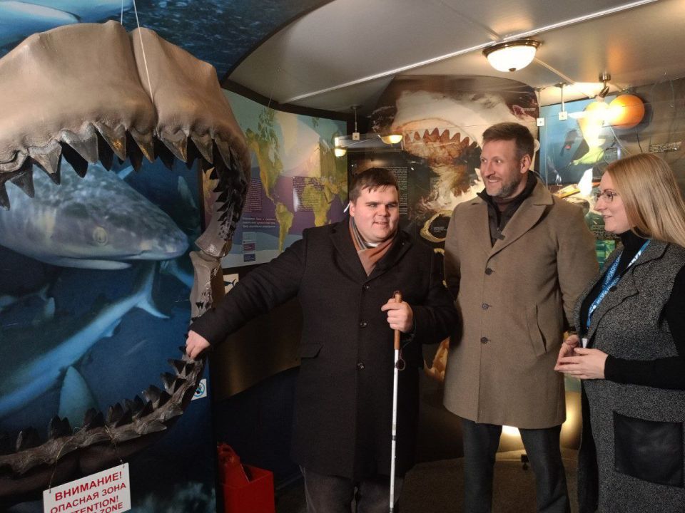 Это Владимир Васкевич. Он не видит с детства