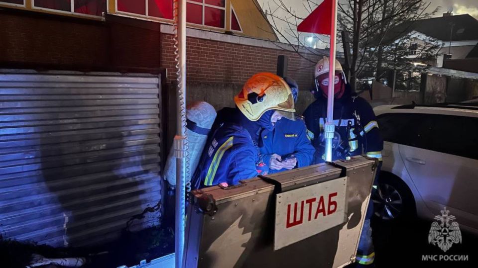 Сотрудники МЧС России потушили пожар в Калининграде Сотрудники МЧС России потушили пожар в Калининграде