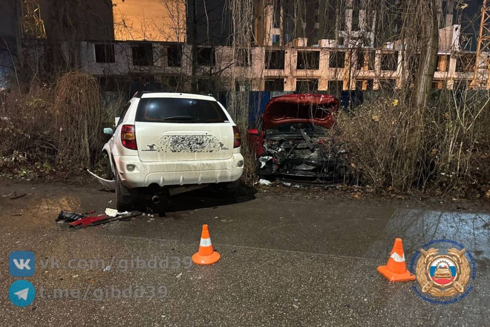 Калининград.  . По предварительным данным, 03.12.2025 года в 21:28 в г. Калининграде на ул. Коммунистической в районе д. 127 двигался автомобиль «Понтиак» под управлением 20-летнего водителя, который на правостороннем...