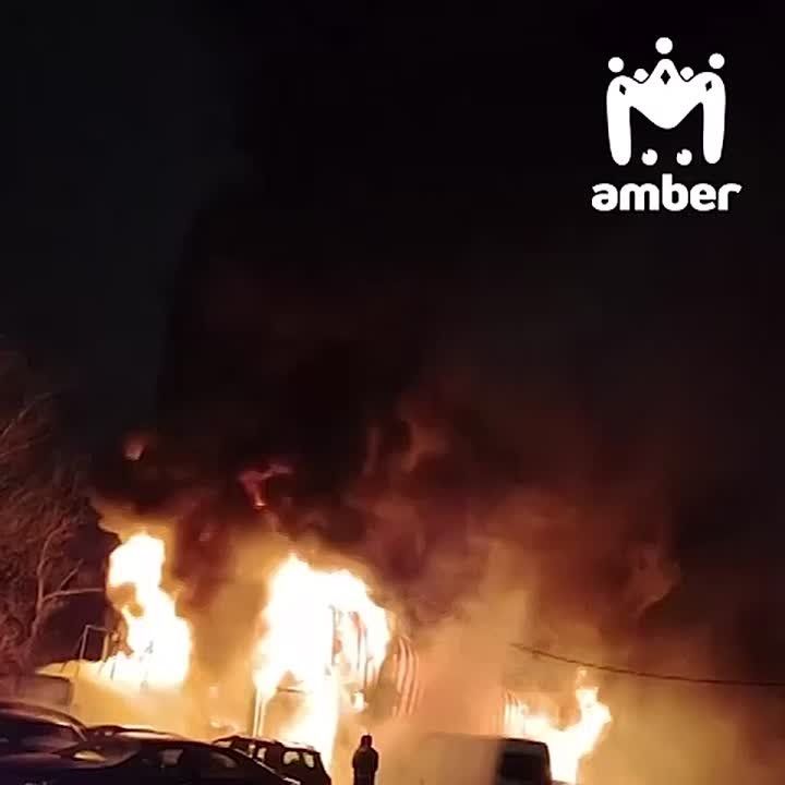 "Тесла" и ещё три машины сгорели в автосервисе на Московском