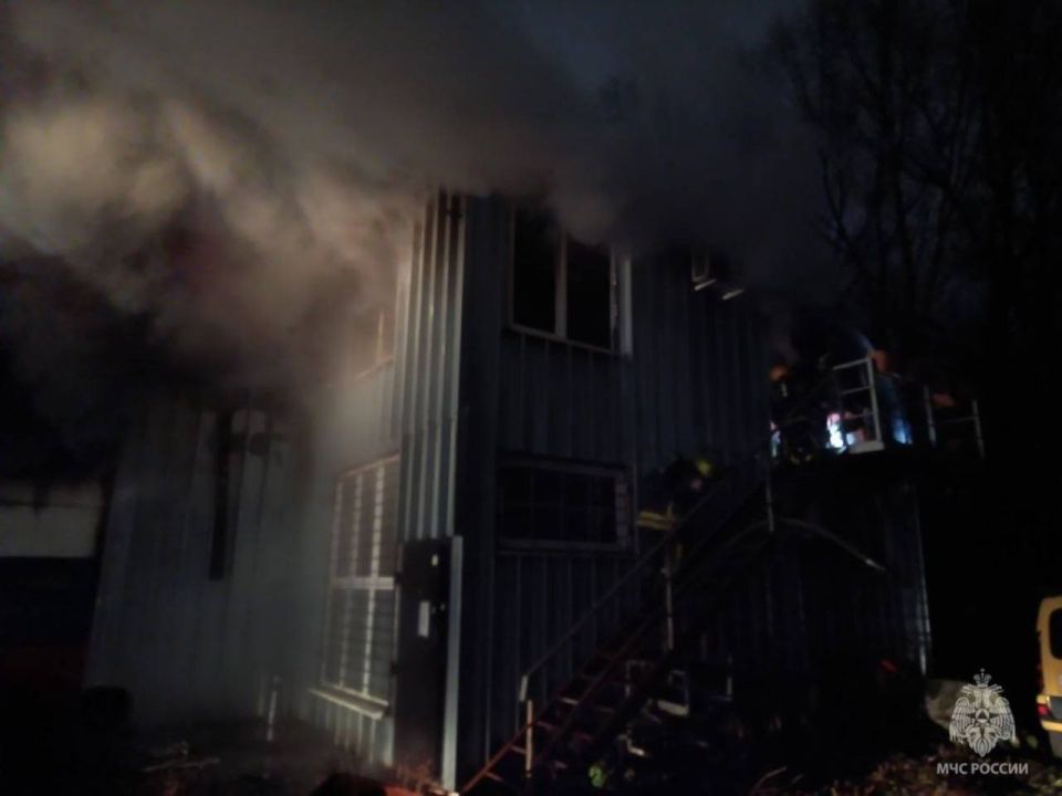 Сотрудники МЧС России потушили пожар в Калининграде Сотрудники МЧС России потушили пожар в Калининграде