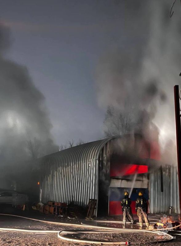 Сотрудники МЧС России потушили пожар в Калининграде Сотрудники МЧС России потушили пожар в Калининграде