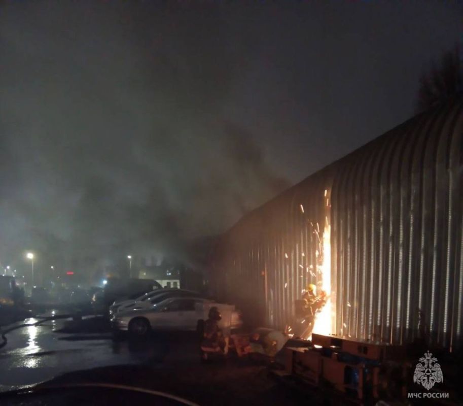 Огонь уничтожил четыре машины: в Калининграде горел автосервис Огонь уничтожил четыре машины: в Калининграде горел автосервис