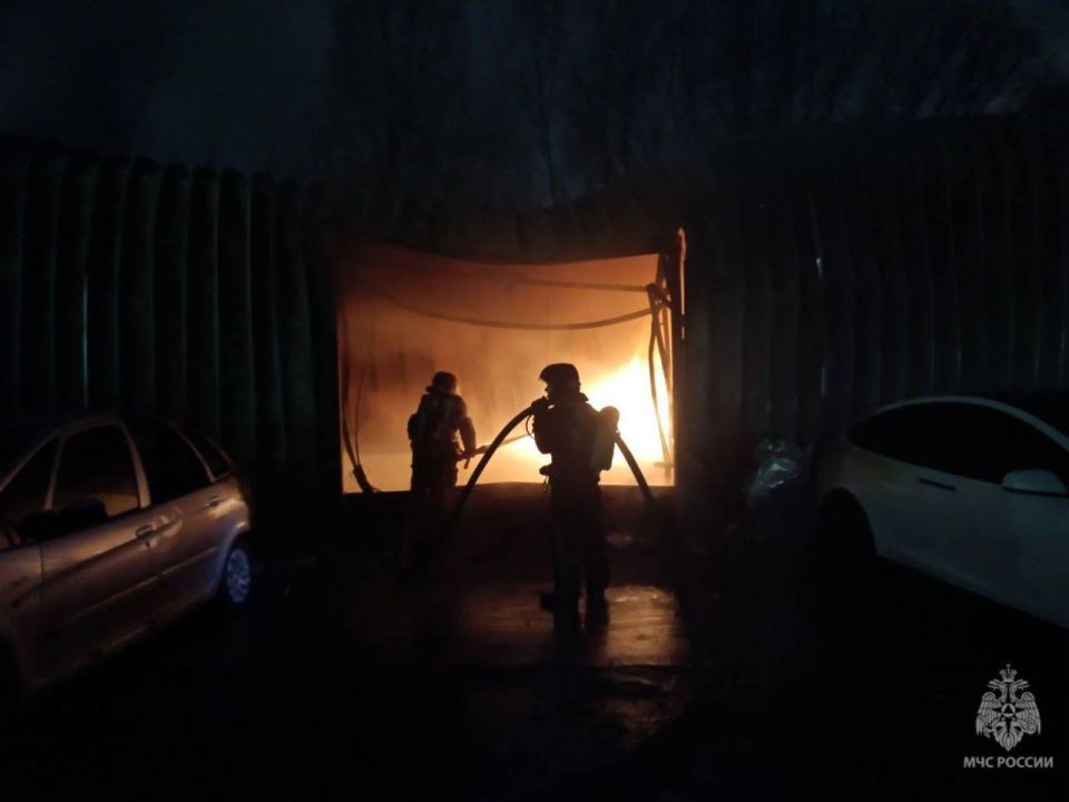 Огонь уничтожил четыре машины: в Калининграде горел автосервис Огонь уничтожил четыре машины: в Калининграде горел автосервис