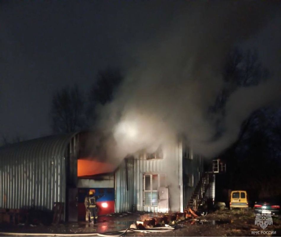 Сотрудники МЧС России потушили пожар в Калининграде Сотрудники МЧС России потушили пожар в Калининграде