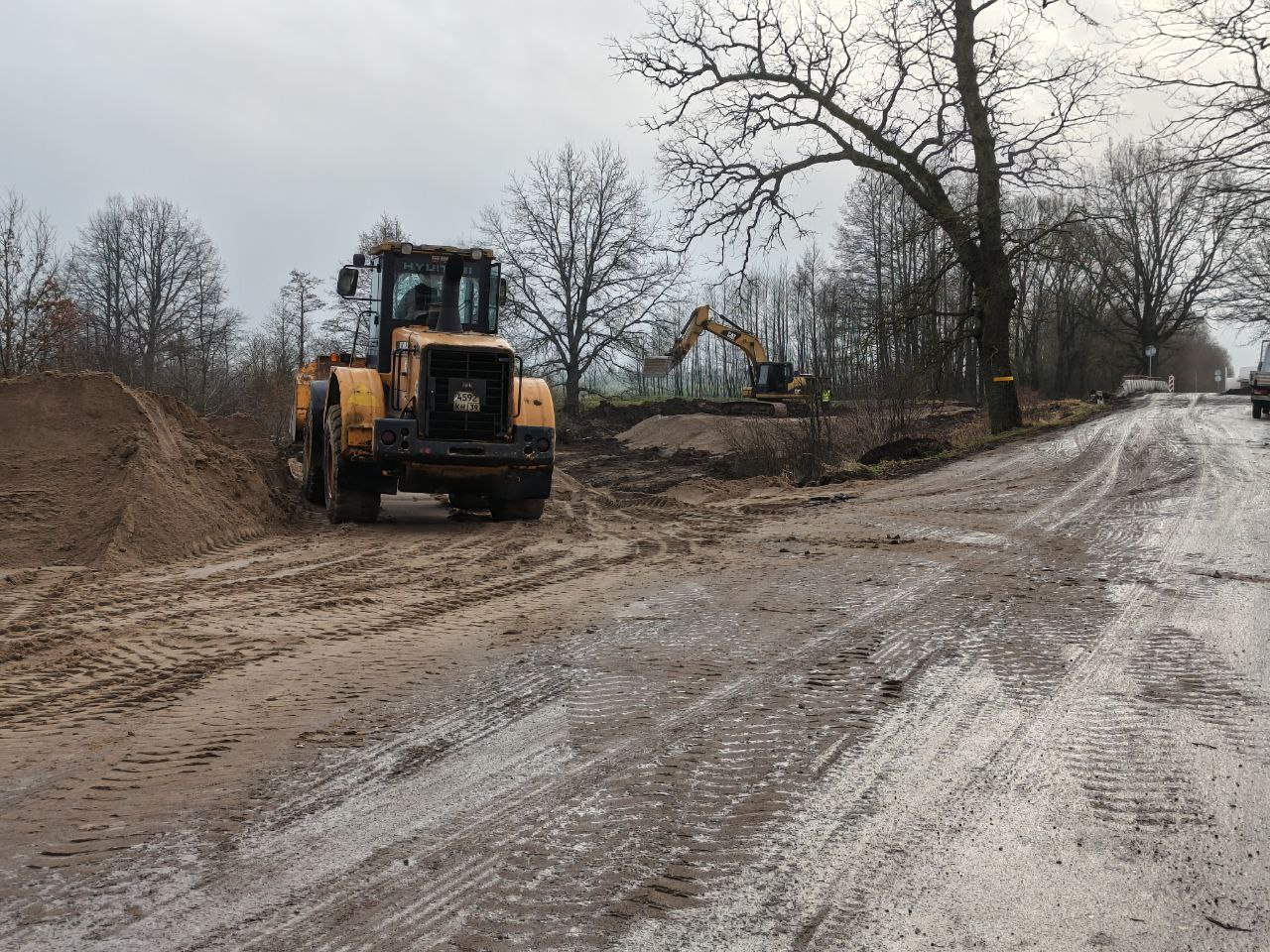 Под Нестеровом стали строить объезд стратегического моста Под Нестеровом стали строить объезд стратегического моста