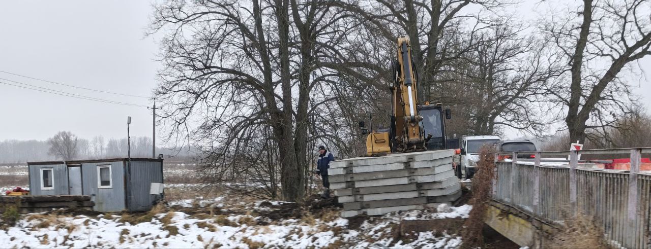Под Нестеровом стали строить объезд стратегического моста Под Нестеровом стали строить объезд стратегического моста