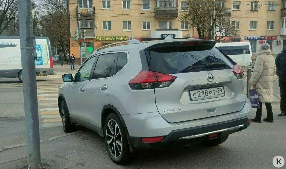 Дама на паркетнике рванула по тротуару: как калининградские водители в упор не видят пешеходов