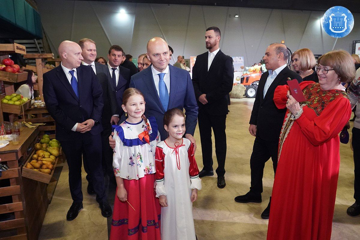 Алексей Беспрозванных вручил сельхозпроизводителям награды Минсельхоза России и областного правительства Алексей Беспрозванных вручил сельхозпроизводителям награды Минсельхоза России и областного правительства