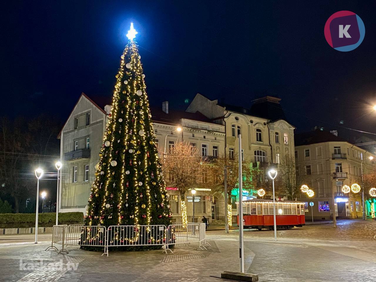 Центр Советска засиял новогодними огнями