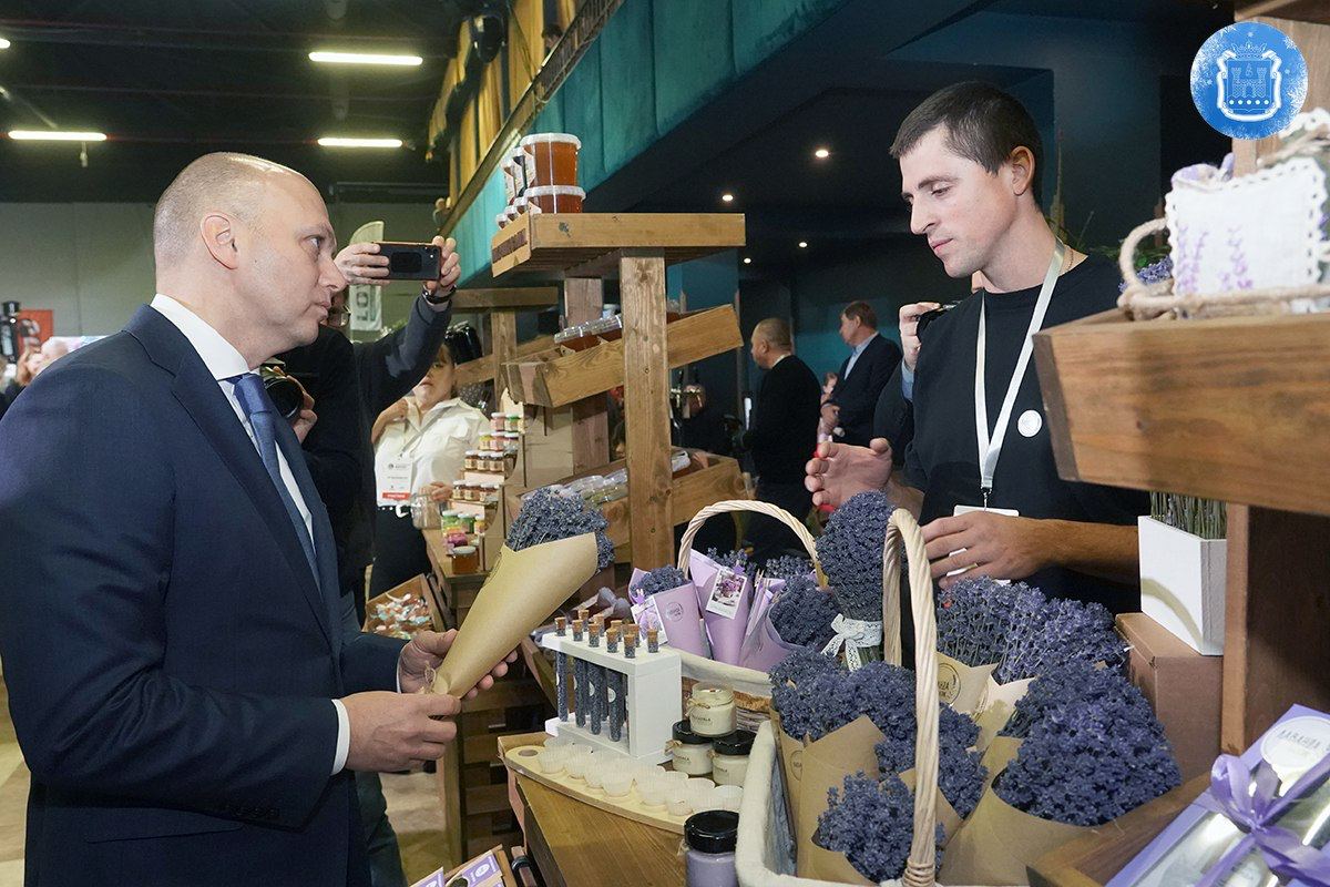 Алексей Беспрозванных вручил сельхозпроизводителям награды Минсельхоза России и областного правительства Алексей Беспрозванных вручил сельхозпроизводителям награды Минсельхоза России и областного правительства