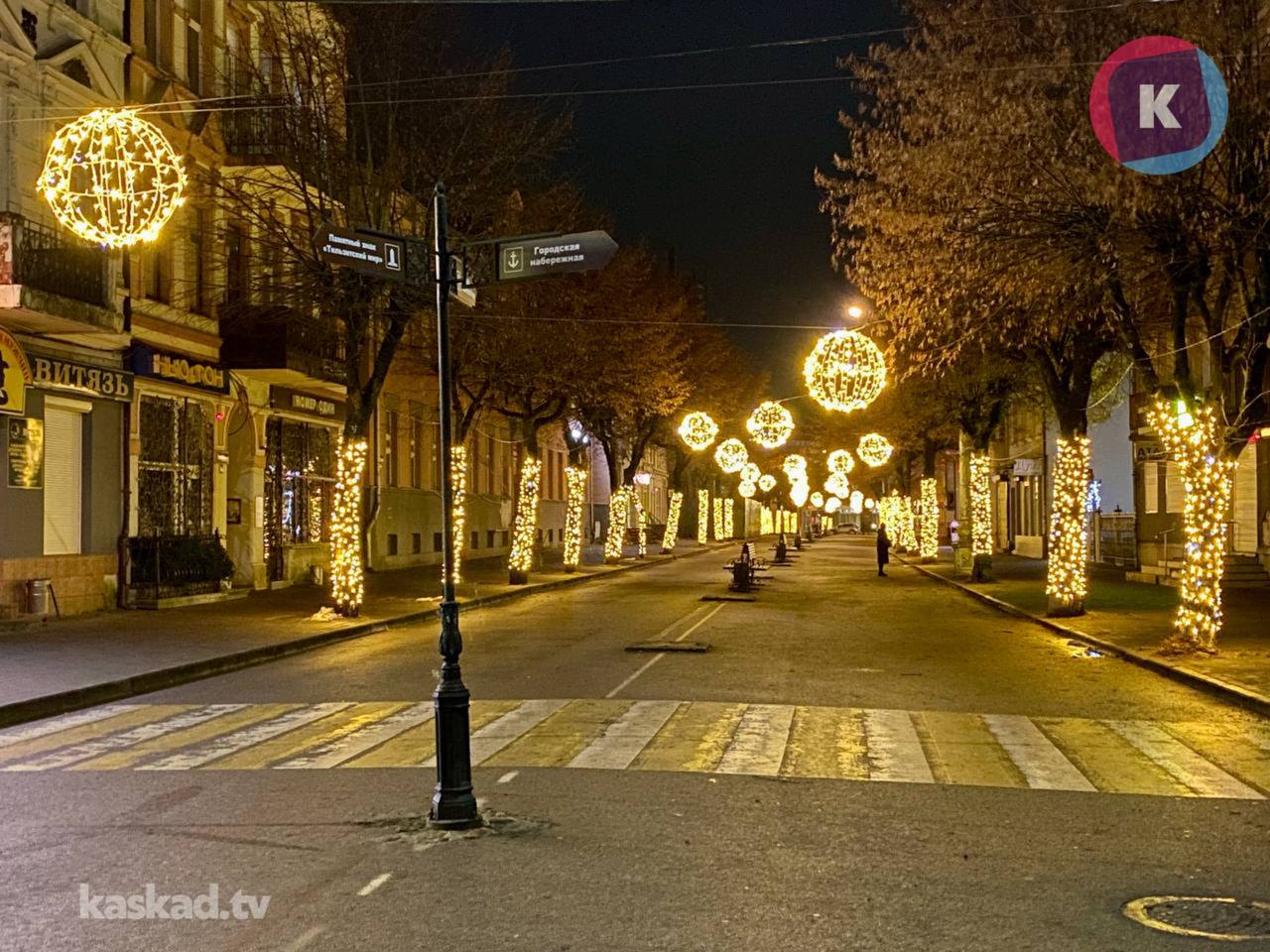 Центр Советска засиял новогодними огнями Центр Советска засиял новогодними огнями