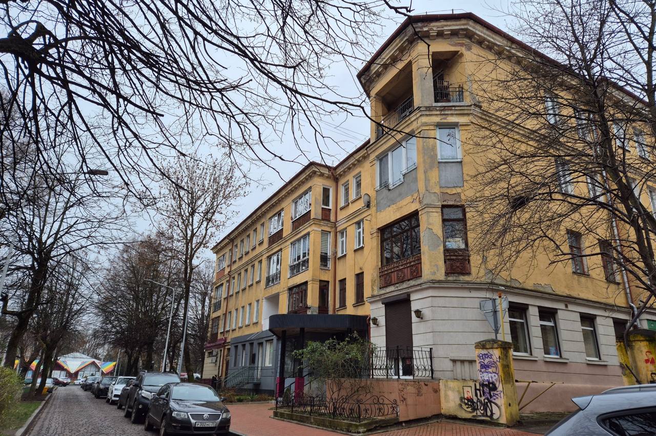 В Калининграде ищут подрядчика для ремонта довоенного дома с декором на улице Красной