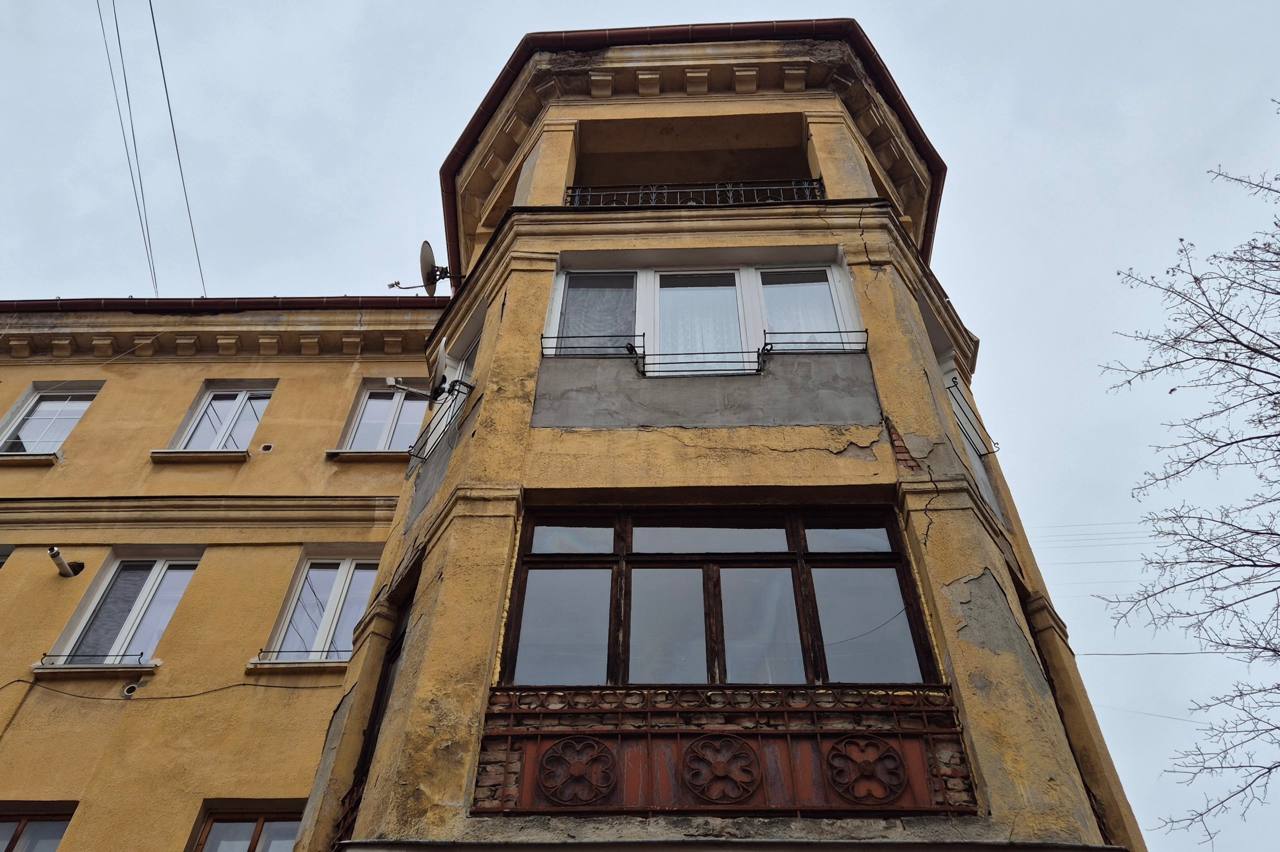 В Калининграде ищут подрядчика для ремонта довоенного дома с декором на улице Красной В Калининграде ищут подрядчика для ремонта довоенного дома с декором на улице Красной