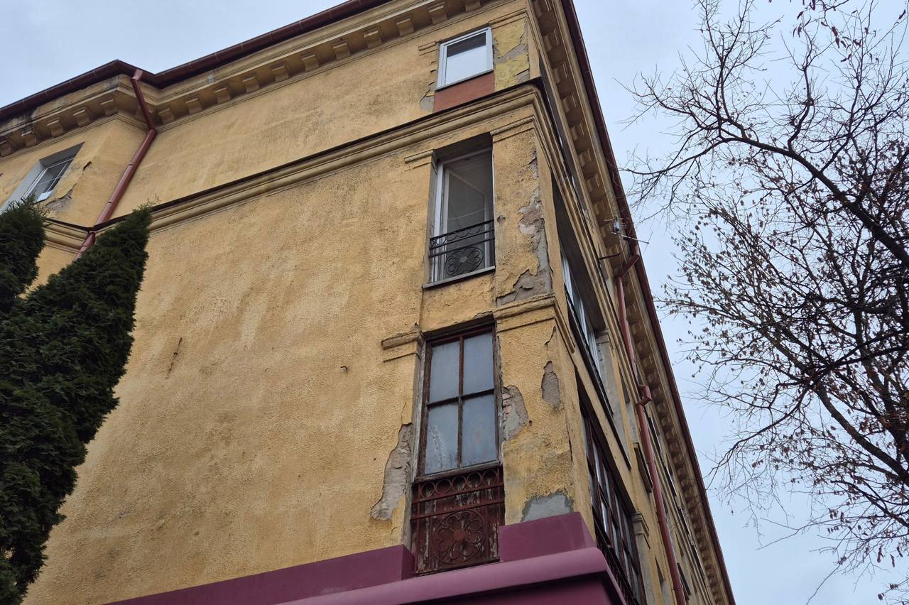 В Калининграде ищут подрядчика для ремонта довоенного дома с декором на улице Красной В Калининграде ищут подрядчика для ремонта довоенного дома с декором на улице Красной