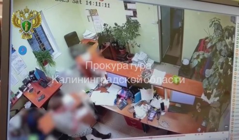 В Гурьевске вооружённый мужчина напал на работников склада торговой компании (видео)