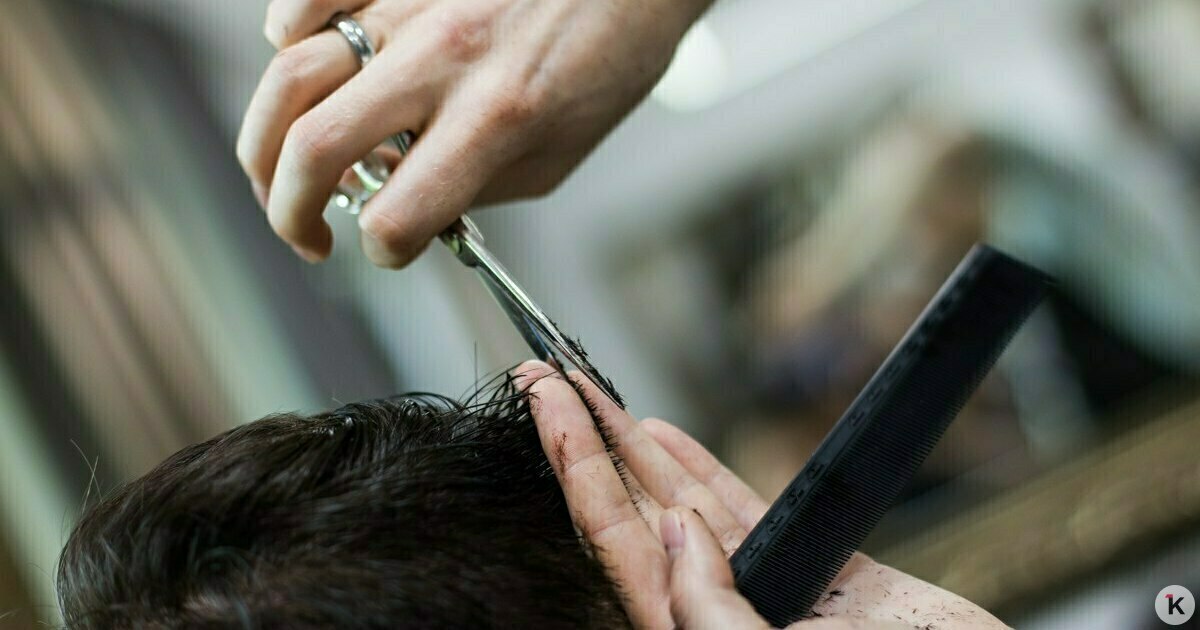 Среди молодёжи набирает популярность культовая в 2000-х мужская причёска — чёлка «штрихкод»